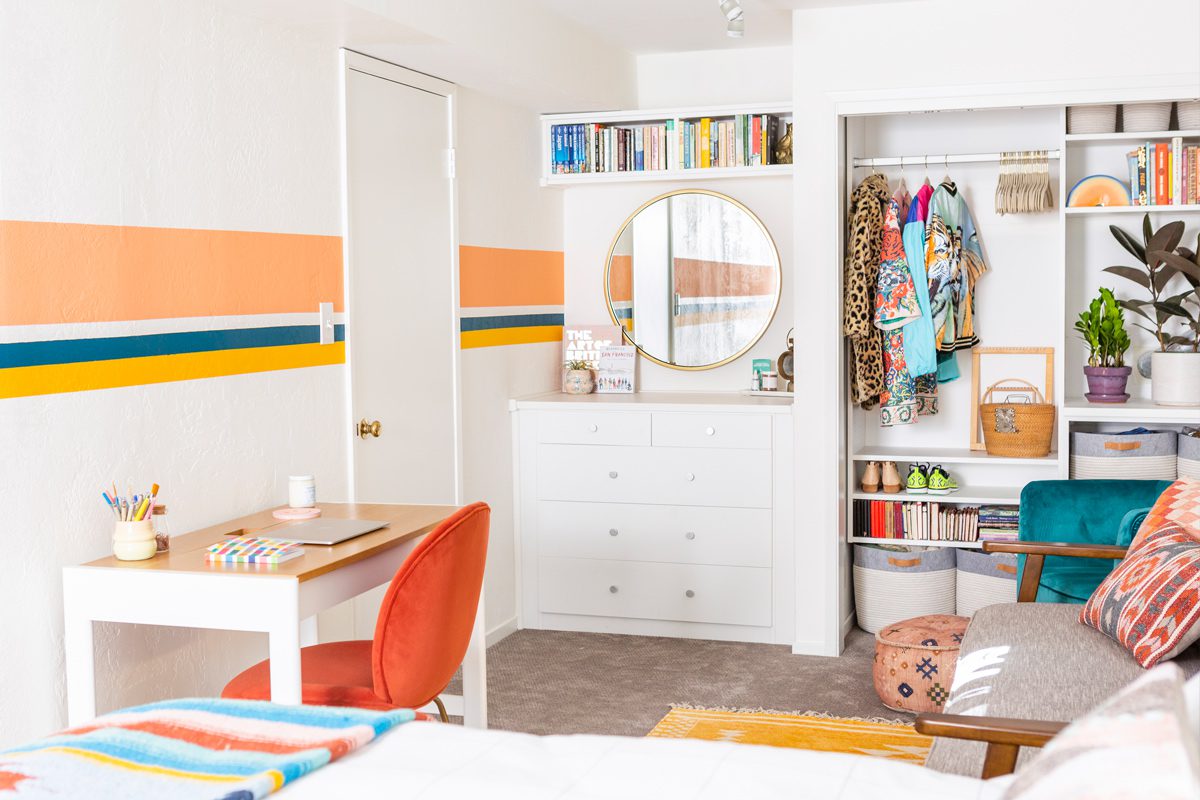 Diseño de armario y dormitorio para niños con colores brillantes y gabinetes para almacenamiento empotrados de California Closets