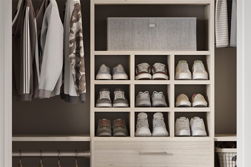 Cubos para zapatos a medida centrados en el armario en acabado de grano de madera clara de California Closets