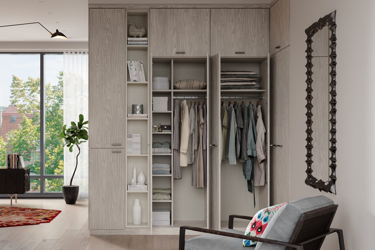 Organización del armario para promover soluciones de almacenamiento relajadas con gabinetes de color gris claro y diseño de estanterías de California Closets