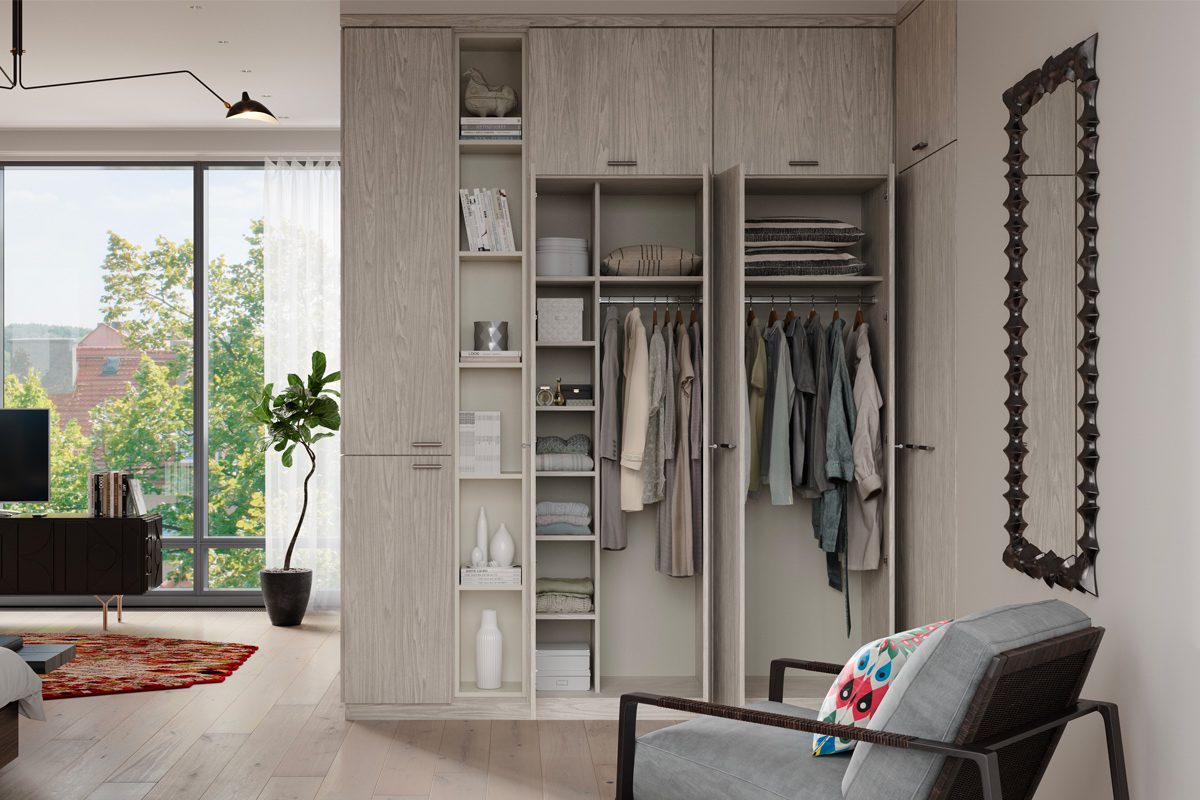 Armario de esquina envolvente con diseño minimalista, estantes y gabinetes personalizados, y acabado gris claro de California Closets